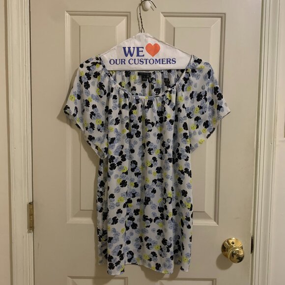 Ann Taylor Flutter Short Sleeve Top EUC - Picture 1 of 4